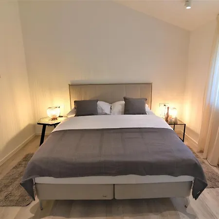 Letorina And With Pool 住宿加早餐酒店 4*