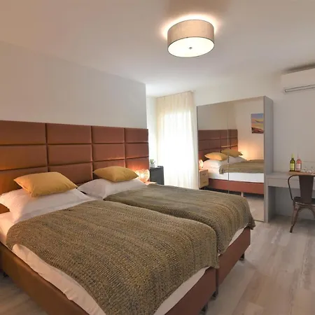 Letorina And With Pool 住宿加早餐酒店 4*